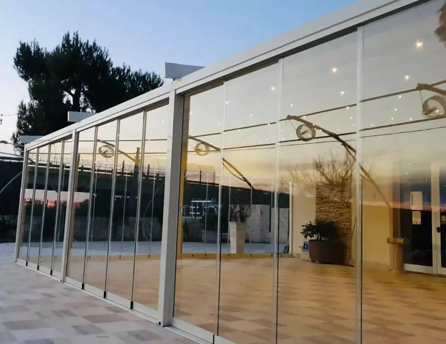 Vetrata panoramica e chiusura in vetro Fusco Serramenti